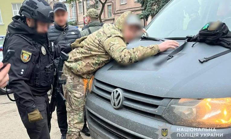 На Тернопільщині викрили військових, які катували людей і вимагали гроші за «викуп»