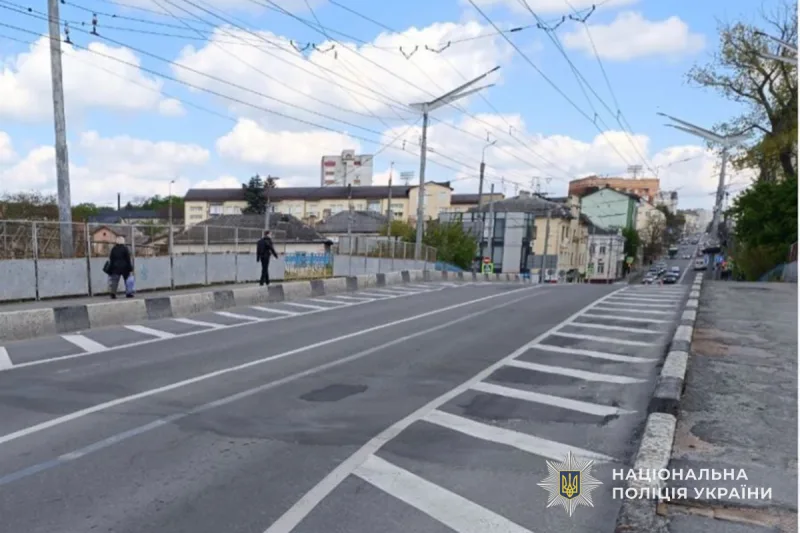 Тернополянка у стані наркотичного сп’яніння вибігала на дорогу та лізла на міст