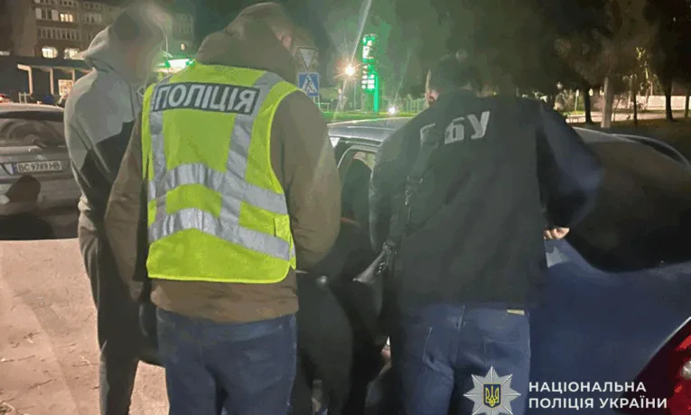 На Тернопільщині директор коледжу заробляв на чоловіках призoвнoгo віку