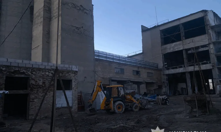 На будівництві у Кременці дерев’яна балка впала на голову працівнику