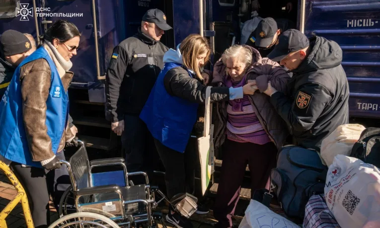 Потяг з евакуйованими мешканцями Донеччини прибув на Тернопільщину