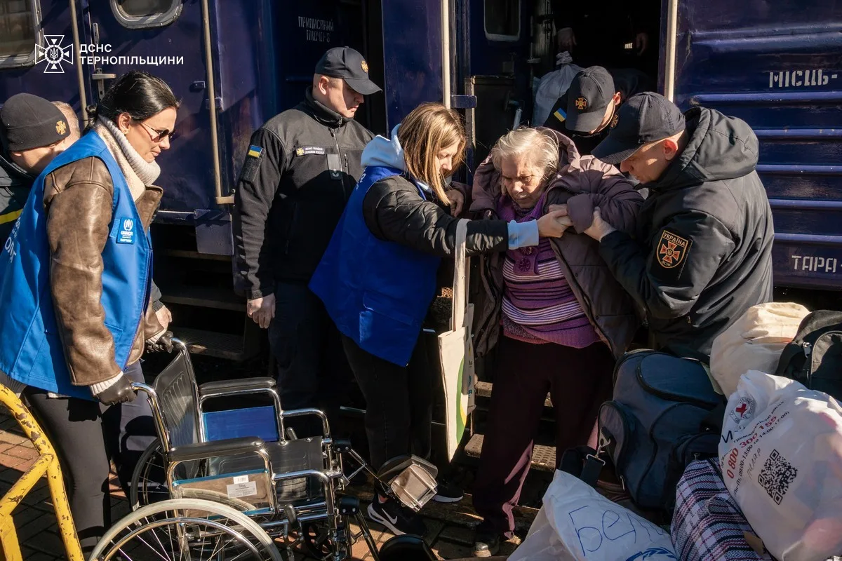 Потяг з евакуйованими мешканцями Донеччини прибув на Тернопільщину