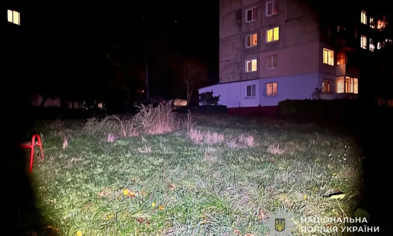 У Тернополі біля будинку у чоловіка зірвали з шиї золотий ланцюжок з хрестиком
