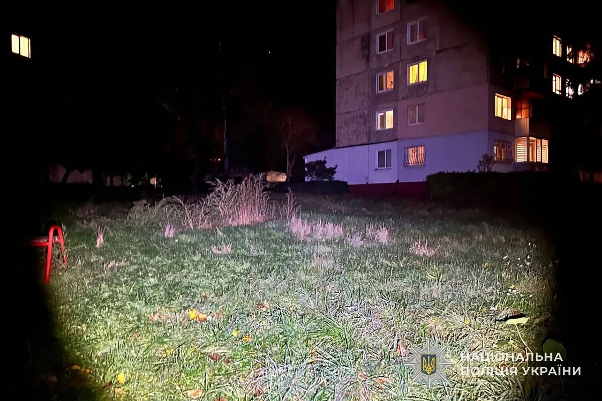 У Тернополі біля будинку у чоловіка зірвали з шиї золотий ланцюжок з хрестиком