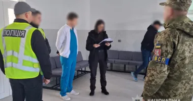 Лікарів на Тернопільщині спіймали на хабарі за «потрібний» діагноз захиснику