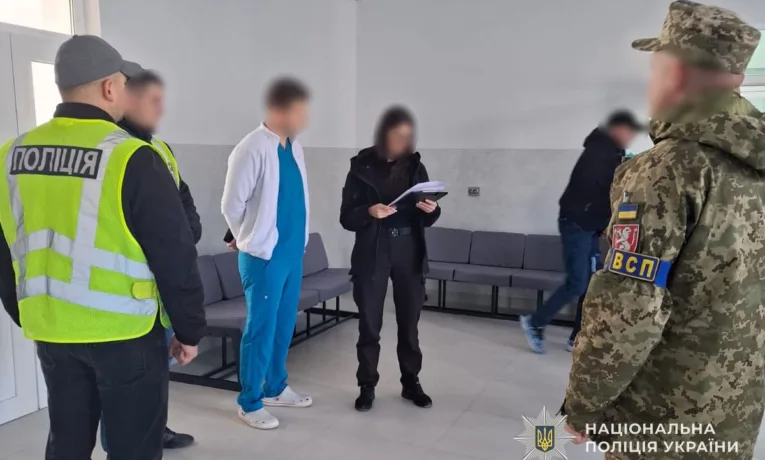 Лікарів на Тернопільщині спіймали на хабарі за «потрібний» діагноз захиснику