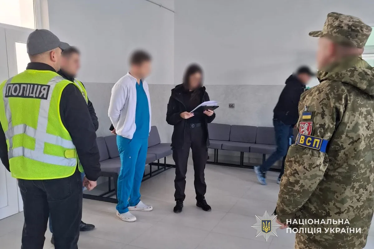 Лікарів на Тернопільщині спіймали на хабарі за «потрібний» діагноз захиснику