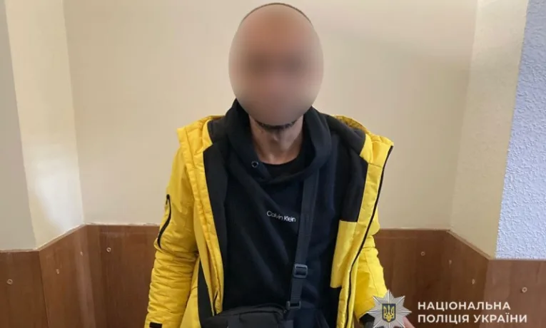 У Тернополі рецидивіст серед білого дня викрав з магазину дорогу драбину