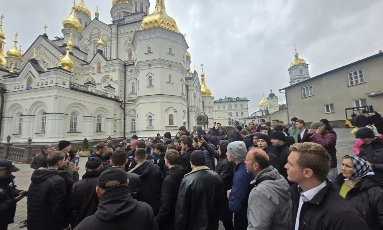 Після обшуків у Почаївській лаврі віряни УПЦ збирають кошти для допомоги проекту
