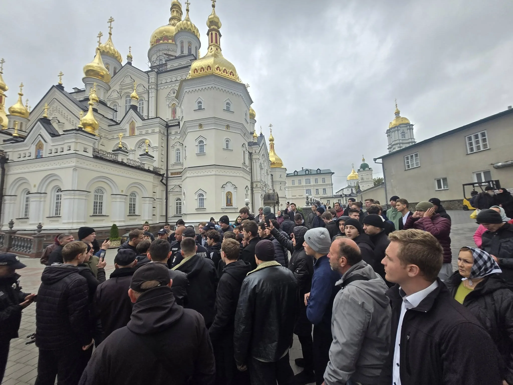 Після обшуків у Почаївській лаврі віряни УПЦ збирають кошти для допомоги проекту