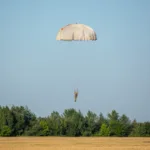 1700 польотів для «Гріфіна» і жодної паніки. Навіщо в ССО стрибки з парашутом