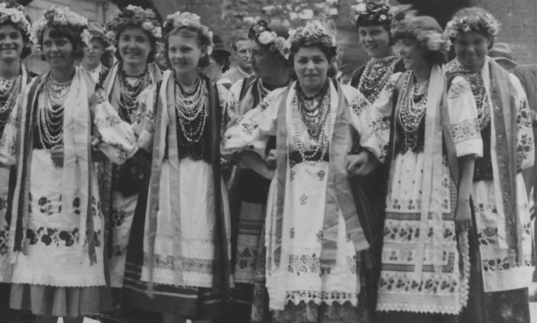 Народний хор із Почаєва на фото 1937 року