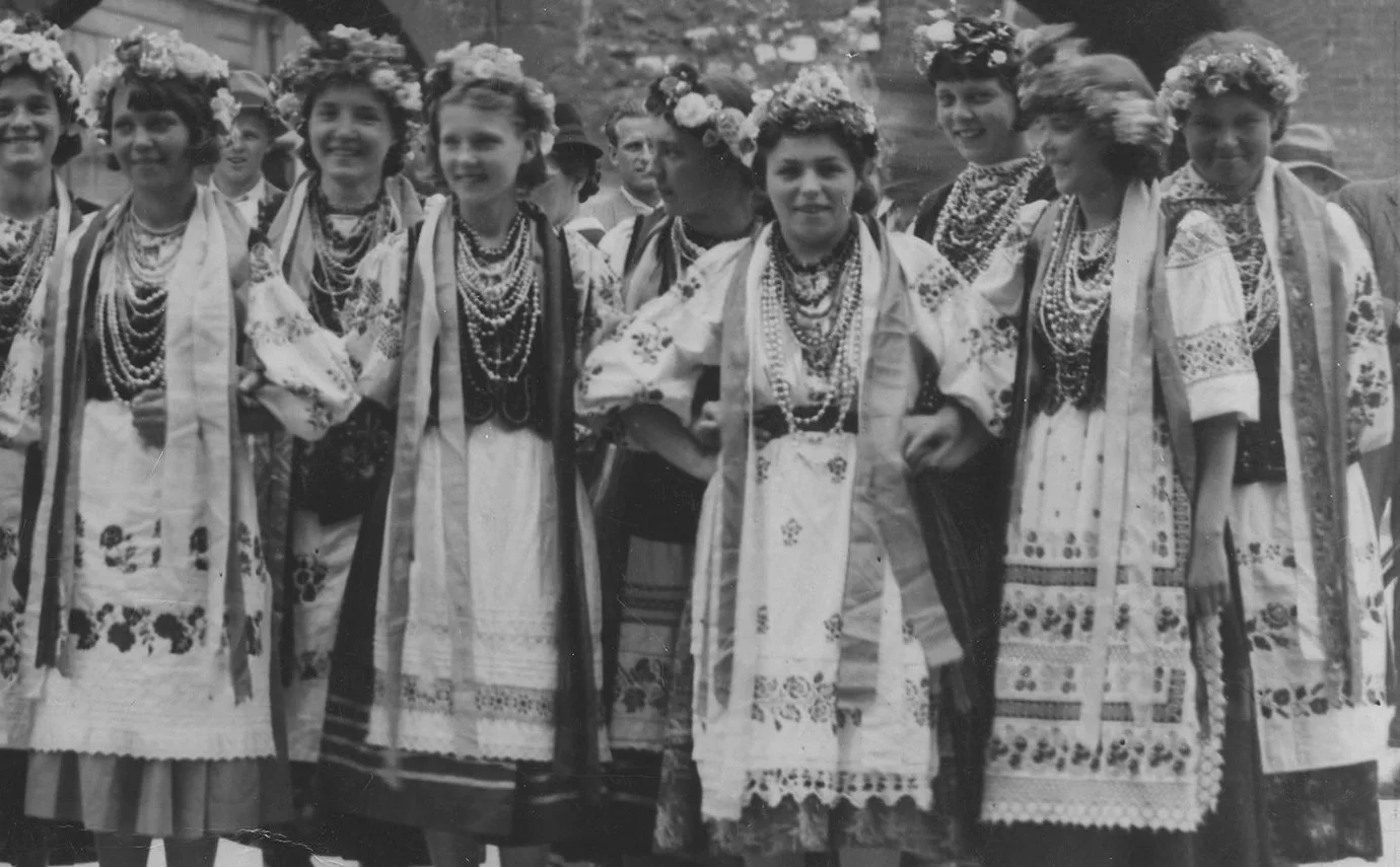 Народний хор із Почаєва на фото 1937 року