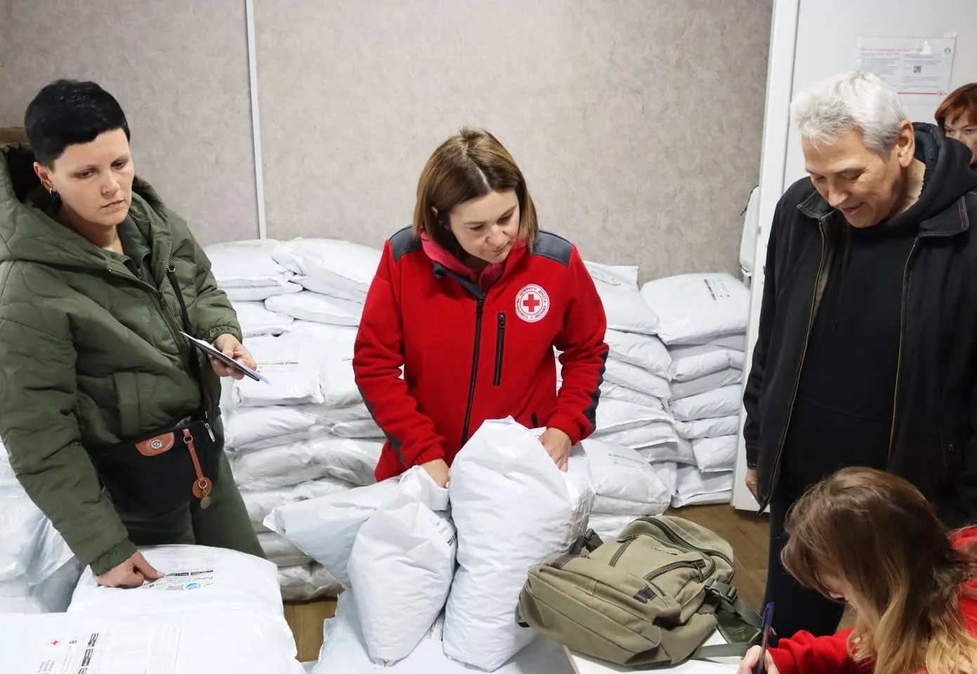 Український Червоний Хрест на Тернопільщині підтримав переселенців до Дня тварин: ВПО отримали корм для тварин