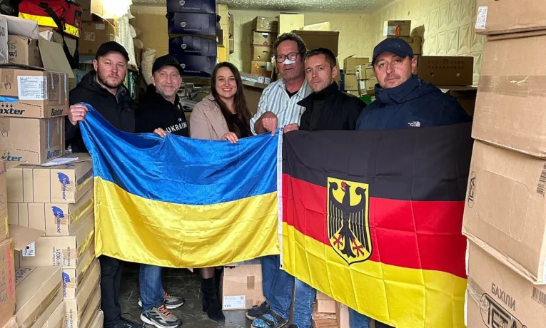 До Збaрaжa знову достaвили гумaнітaрну допомогу з Німеччини: aвто, ліки тa речі для військових
