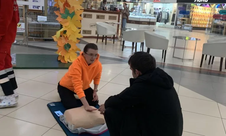 В ТРЦ “Подоляни” у Тернополі до Всесвітнього дня перезапуску серця провели навчання