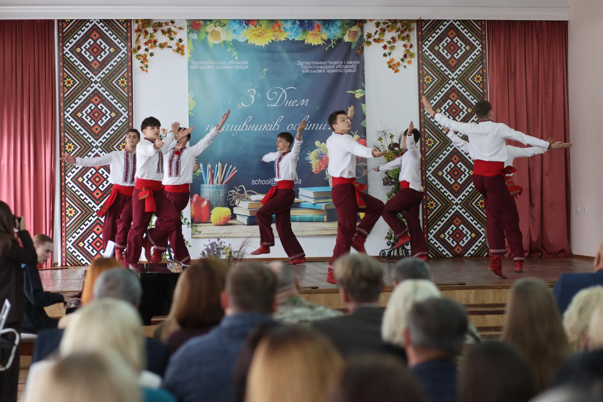 У Тернопільській обласній раді привітали освітян з професійним святом
