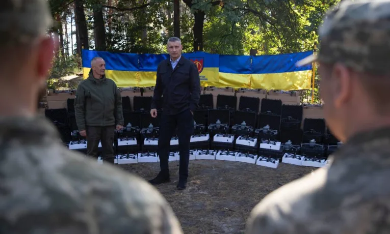 Віталій Кличко передав від громади столиці бійцям на фронт ще майже 2500 БпЛА та понад 20 автівок