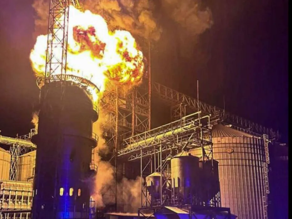 В Острові на 25-метровій висоті палало 200 тонн соняшника