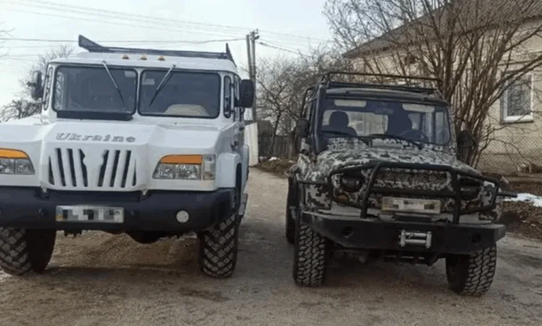 У Збаражі чоловік змайстрував позашляховик, щоб допомогти військовим