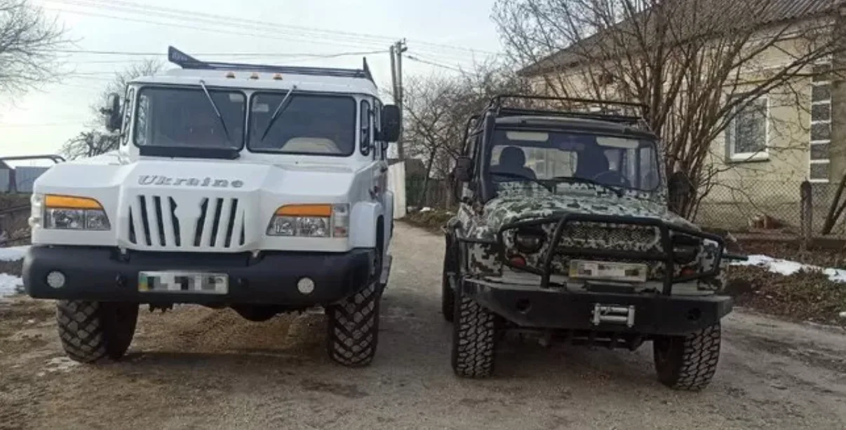 У Збаражі чоловік змайстрував позашляховик, щоб допомогти військовим
