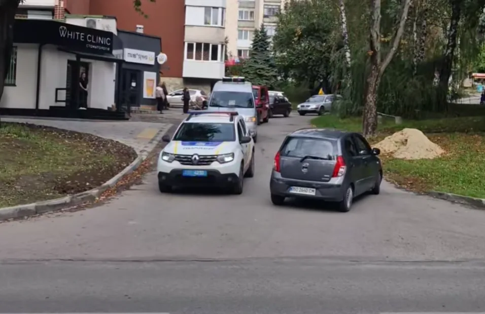 У Тернополі водій проігнорував колону «На щиті»