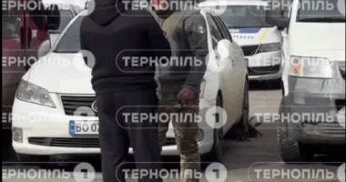 Біля «Орнави» у Тернополі заблокували автомобіль: чоловік і жінка не виходять з машини вже добу