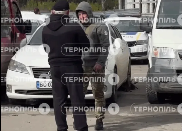 Біля «Орнави» у Тернополі заблокували автомобіль: чоловік і жінка не виходять з машини вже добу