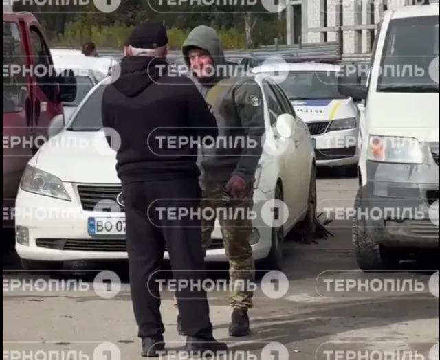 Біля «Орнави» у Тернополі заблокували автомобіль: чоловік і жінка не виходять з машини вже добу