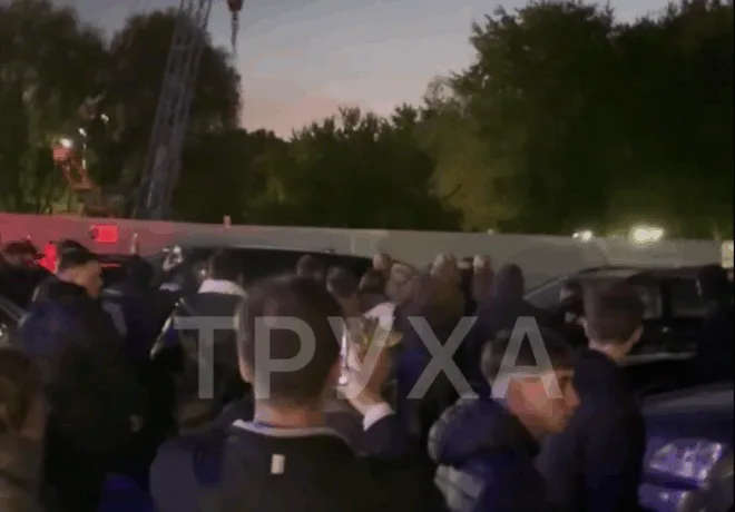 Біля «Орнави» у Тернополі — масштабна бійка: конфлікт із заблокованим авто переріс у сутичку