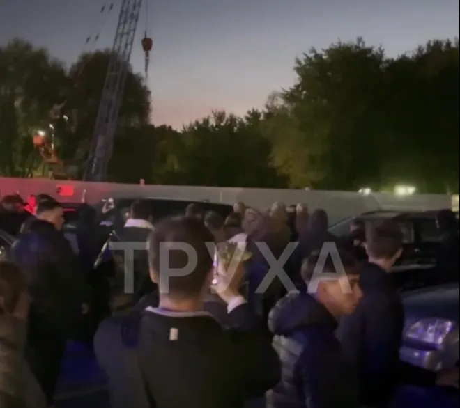 Біля «Орнави» у Тернополі — масштабна бійка: конфлікт із заблокованим авто переріс у сутичку