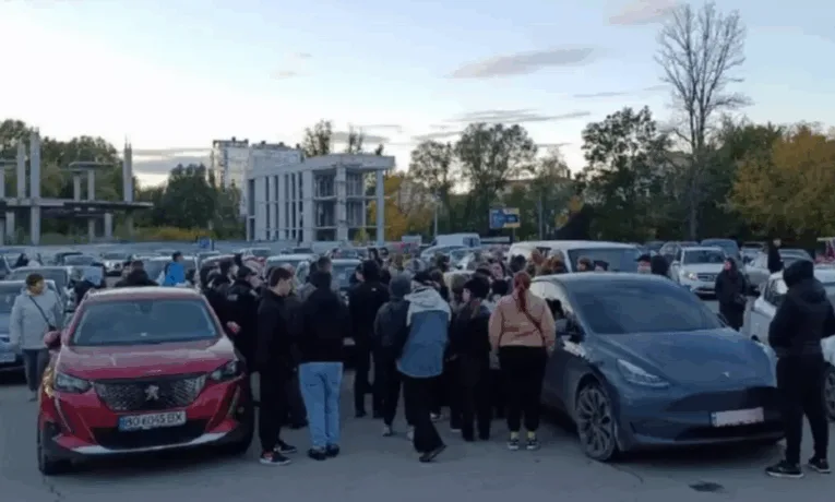 Поліція розшукує чоловіка, який у Тернополі добу сидів у заблокованому авто