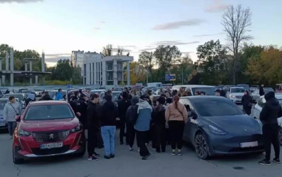 Поліція розшукує чоловіка, який у Тернополі добу сидів у заблокованому авто