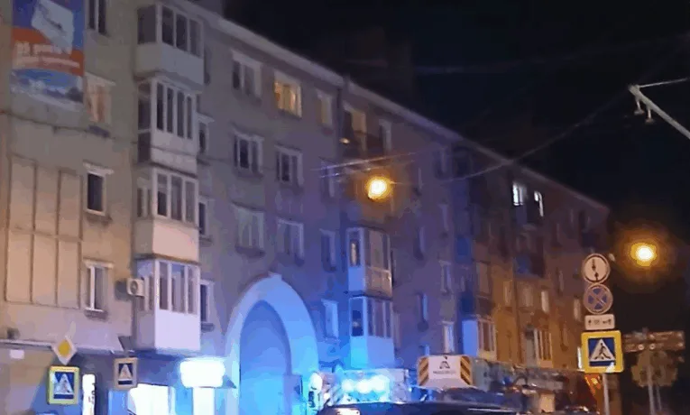 У центрі Тернополя біля готелю пожежа в багатоповерхівці - вибивають вікна