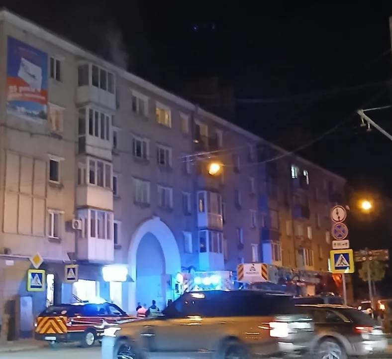 У центрі Тернополя біля готелю пожежа в багатоповерхівці - вибивають вікна