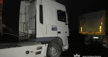 На Тернопільщині біля вантажівки виявили мертвого водія