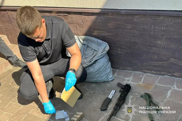 У Бучачі чоловік самостійно зібрав автомат Калашникова