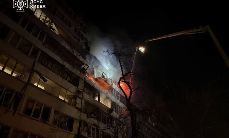 Росіяни масовано атакували Київ та область. Є загиблі, під ударом була енергетика