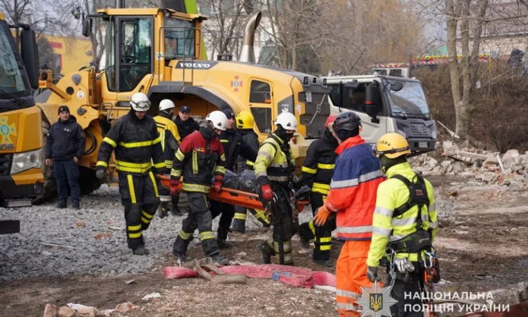 У Тернополі з-під завалів дістали тіло жінки: кількість загиблих зросла до 27