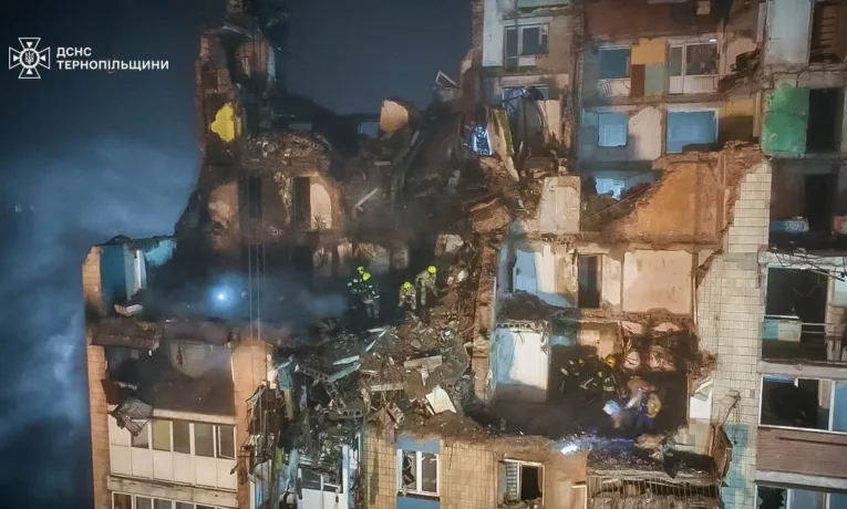 Обстежують кожен метр руками: у Тернополі третя доба рятувальних операцій