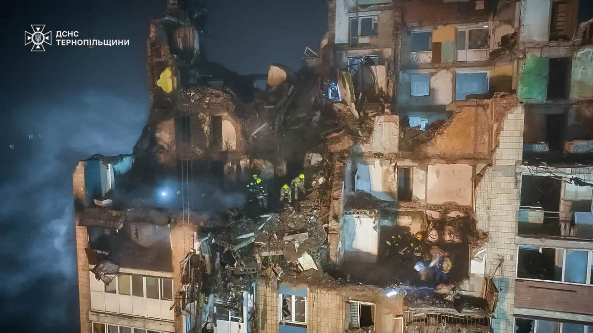 Обстежують кожен метр руками: у Тернополі третя доба рятувальних операцій