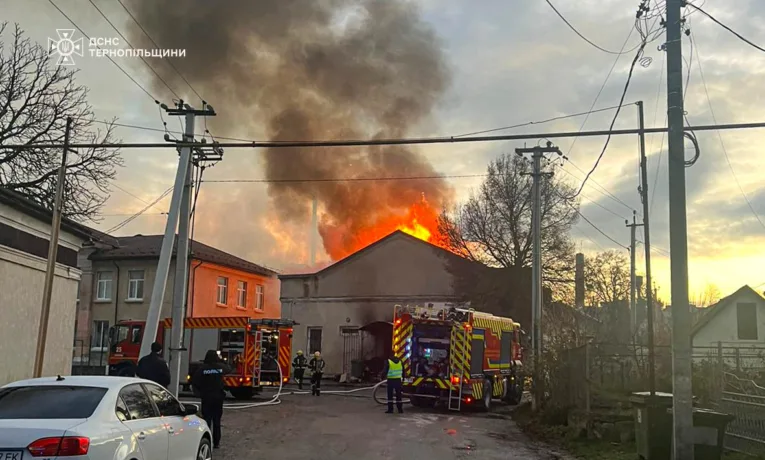 Масштабна пожежа у Микулинцях на підприємстві