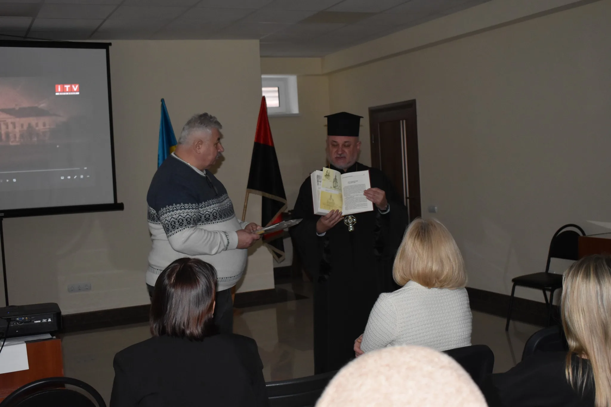 У Тернополі представили унікальний альбом Ніла Хасевича, знайдений у бідоні після 70 років у землі