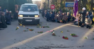 У Борщеві люди на колінах зустріли полеглого захисника Андрія Баб’юка