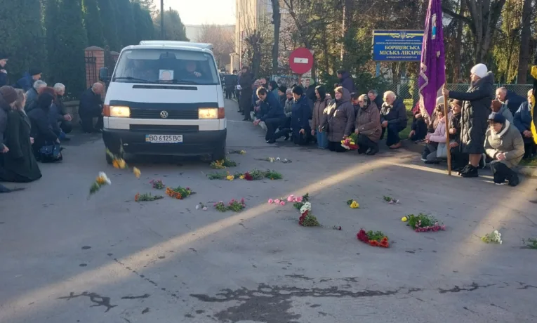У Борщеві люди на колінах зустріли полеглого захисника Андрія Баб’юка