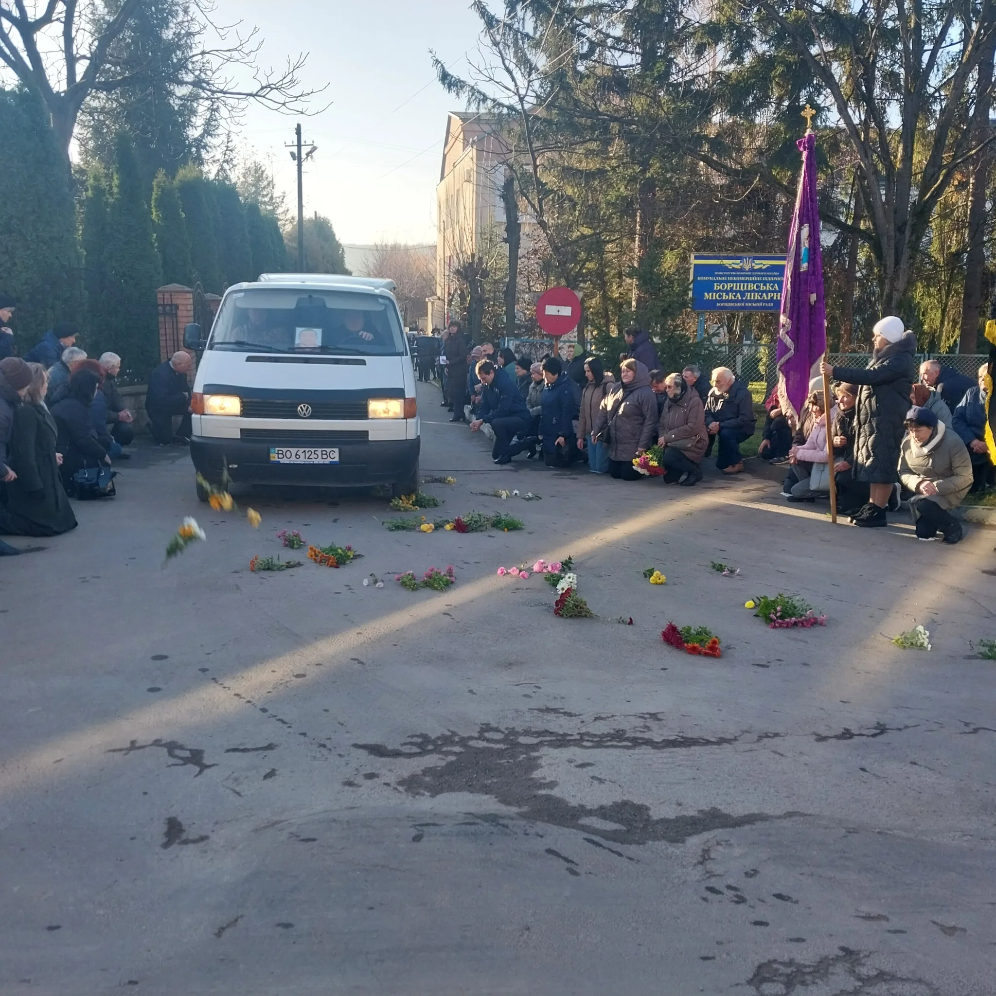 У Борщеві люди на колінах зустріли полеглого захисника Андрія Баб’юка