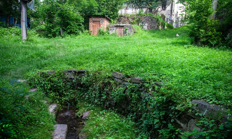 З цієї криниці досі подають воду для школи