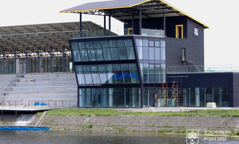 У Тернополі на сесії депутати підтримали передачу громаді "Водної арени"