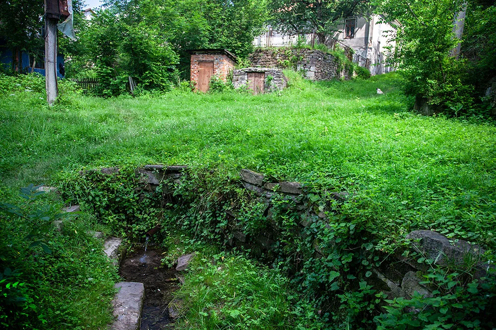 З цієї криниці досі подають воду для школи