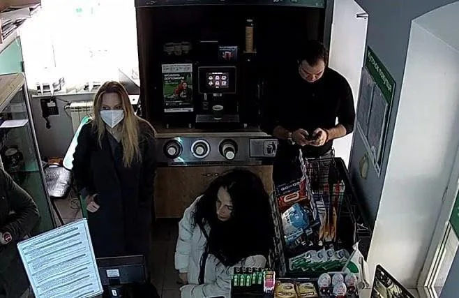 У Тернополі Анджеліна Джолі долучилася до збору на ЗСУ під час візиту на заправку